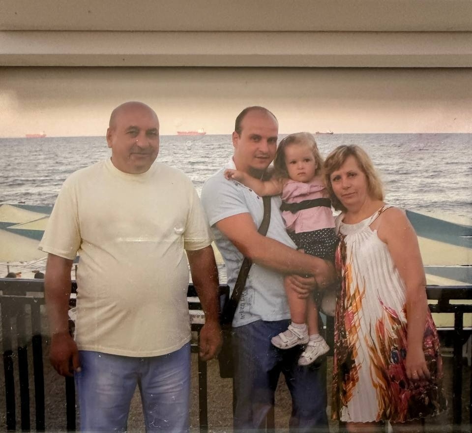 Дмитро з батьками і ще маленькою донькою на Чорному морі у Феодосії