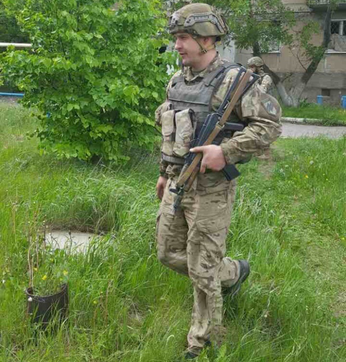 Коли почалася повномасштабна війна, Дмитро, не роздумуючи приєднався до побратимів з "Азову", аби боронити Маріуполь, захистити своїх батьків і кохану