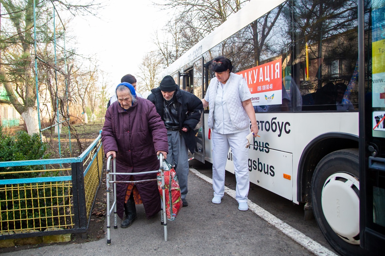 Під час евакуації людей супроводжує медик
