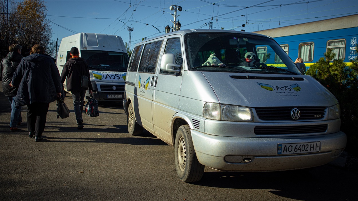 Відповідно до запитів волонтери обирають необхідний транспорт