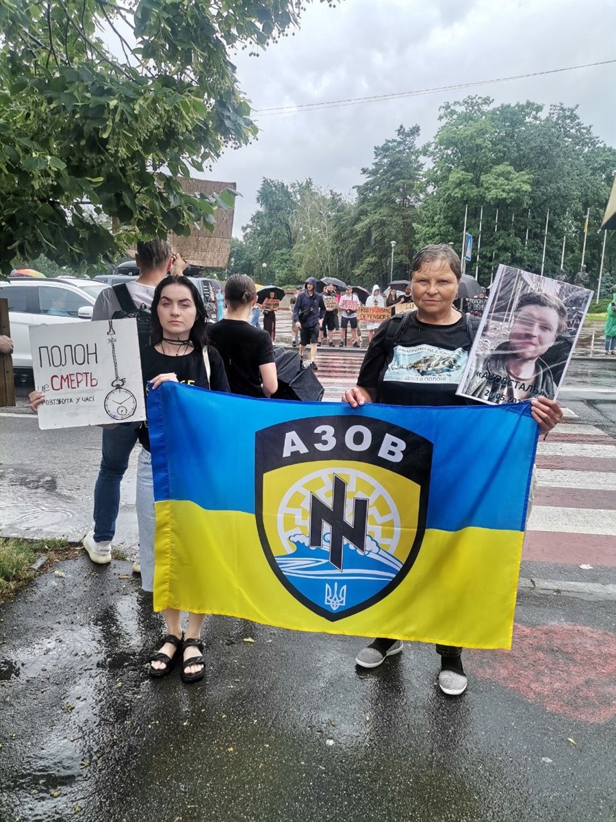 Галина та Вікторія на акції у підтримку полонених
