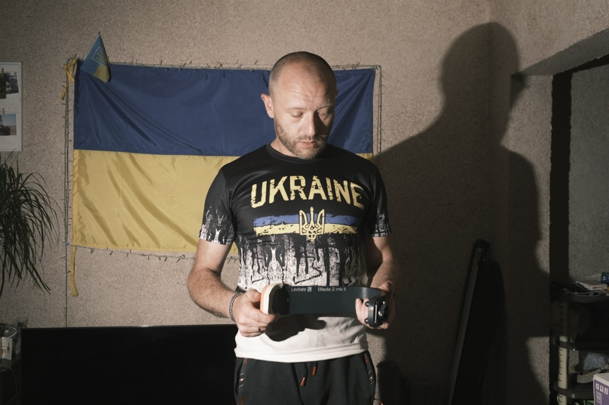 Андрій показує свій біговий протез