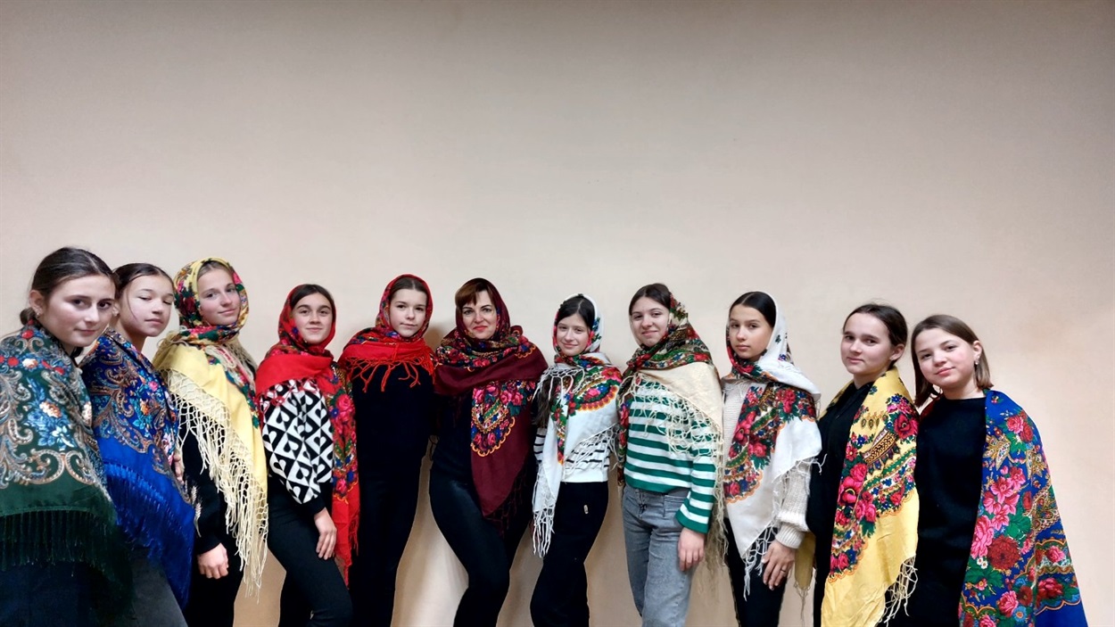 Пані Любов та творчий колектив дівчат з села Черниці і Пісочна на День хустки