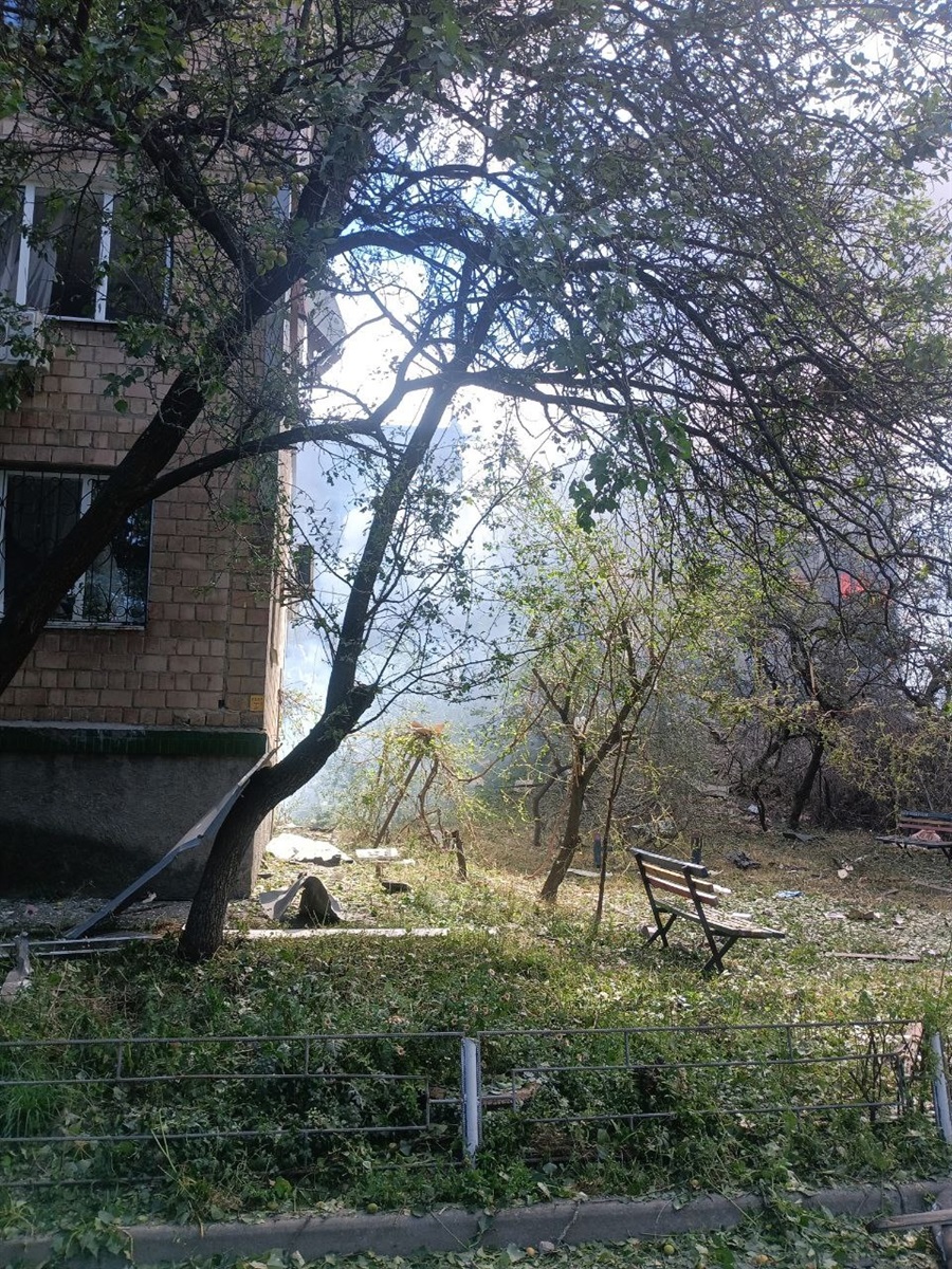 Біля будинку, де жила Лариса Григорівна, у день обстрілу
