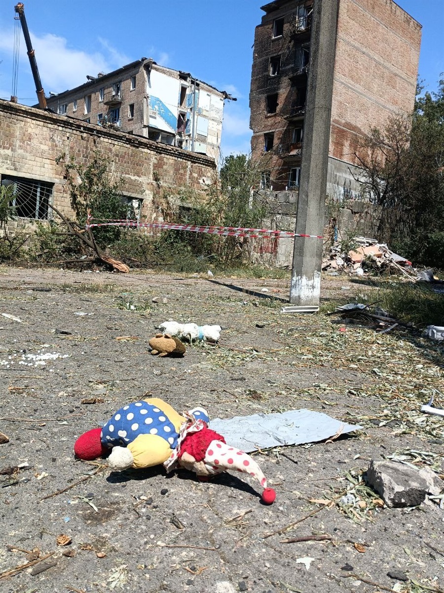 Двір багатоповерхівки після ракетного удару