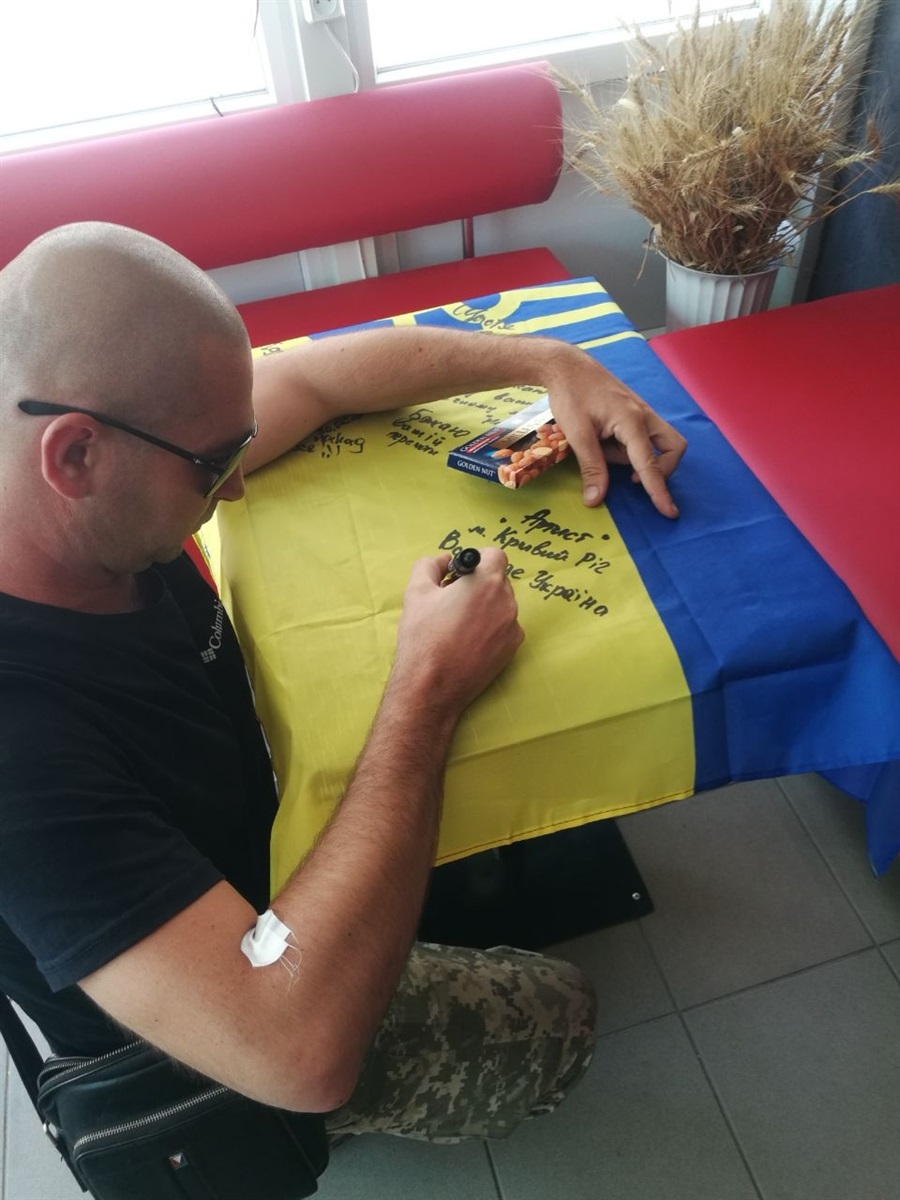 Серед постійних гостей - військові. Тут їм завжди раді, а вони залишають свої автографи на згадку