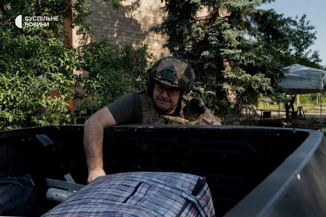 Василь Чинчик під час евакуації місцевих жителів