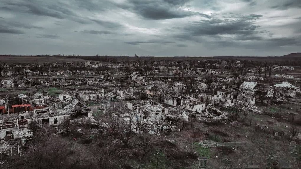 Зруйнована ворогом Мар'їнка з висоти 