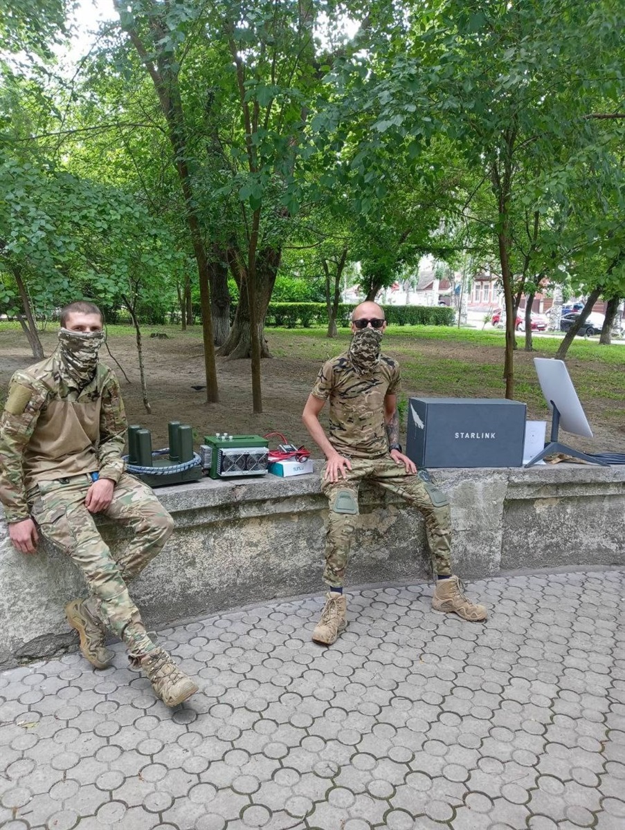 Волонтери передають військовим РЕБ і Старлінк