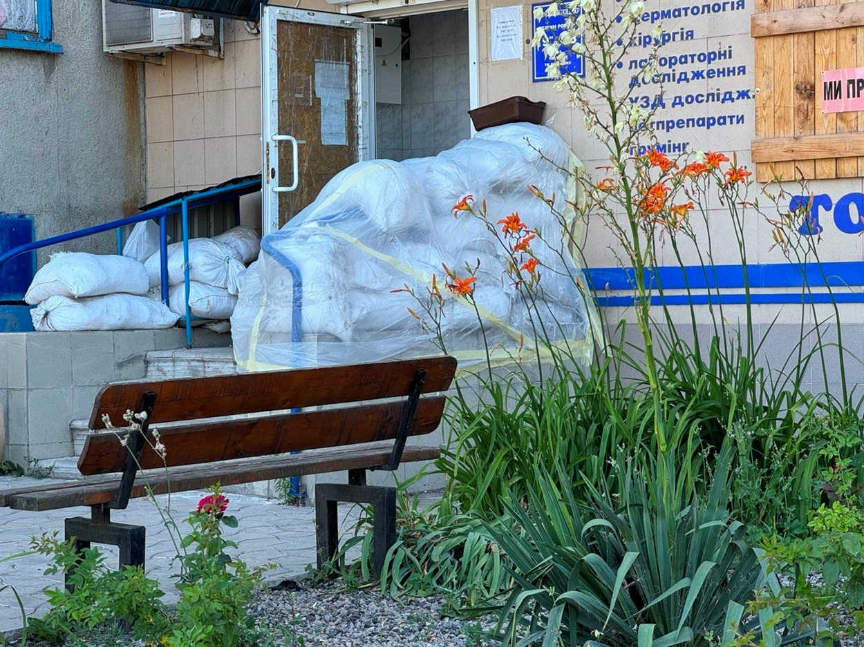 Біля кожного працюючої установи доглянуті клумби. Люди намагаються проживати своє життя якісно