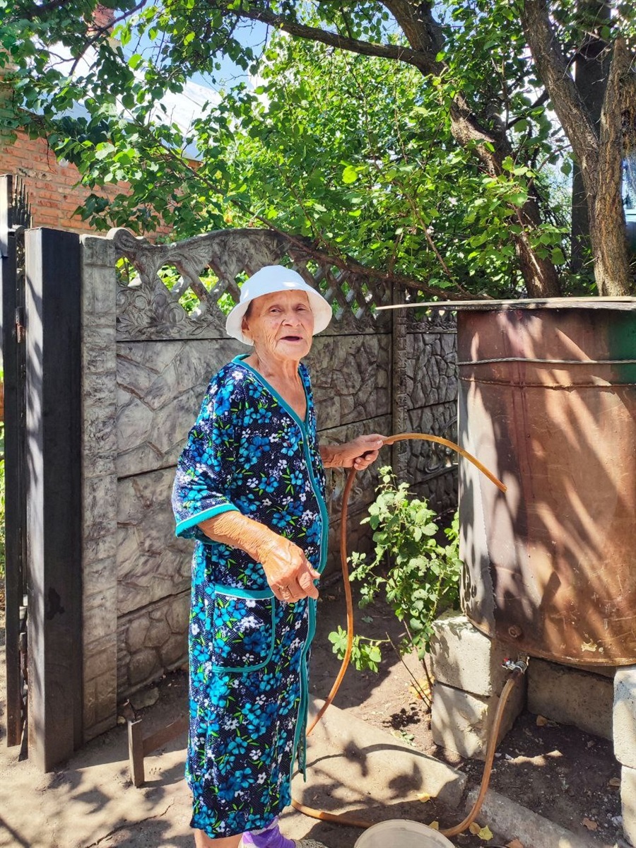 Бак для води біля двору жінки