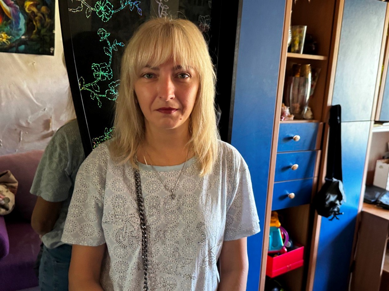 Олена готує маму до евакуації, а сама повернеться, аби зібрати речі і виїхати з Мирнограду за кілька днів