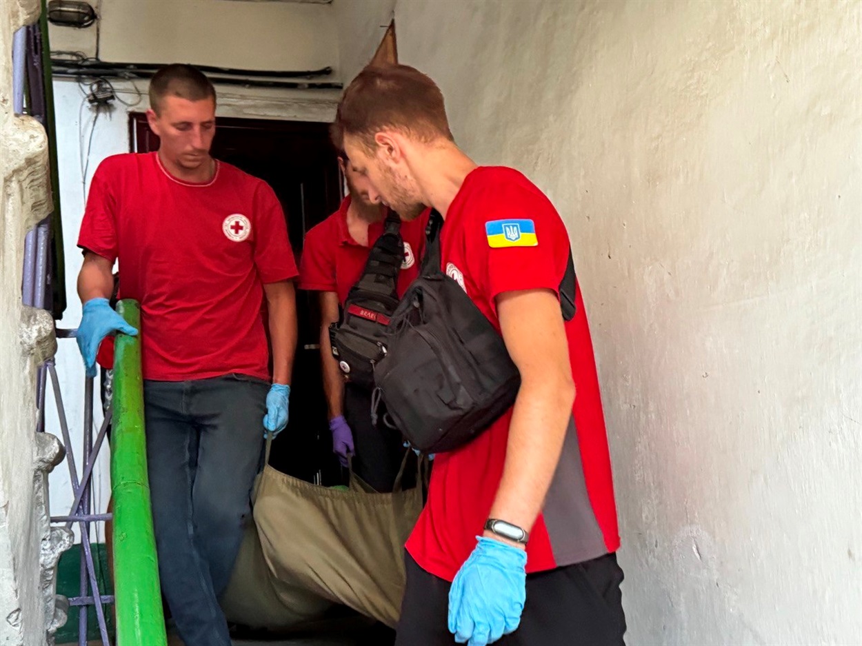 Волонтери Червоного хреста спускають жінку з квартири