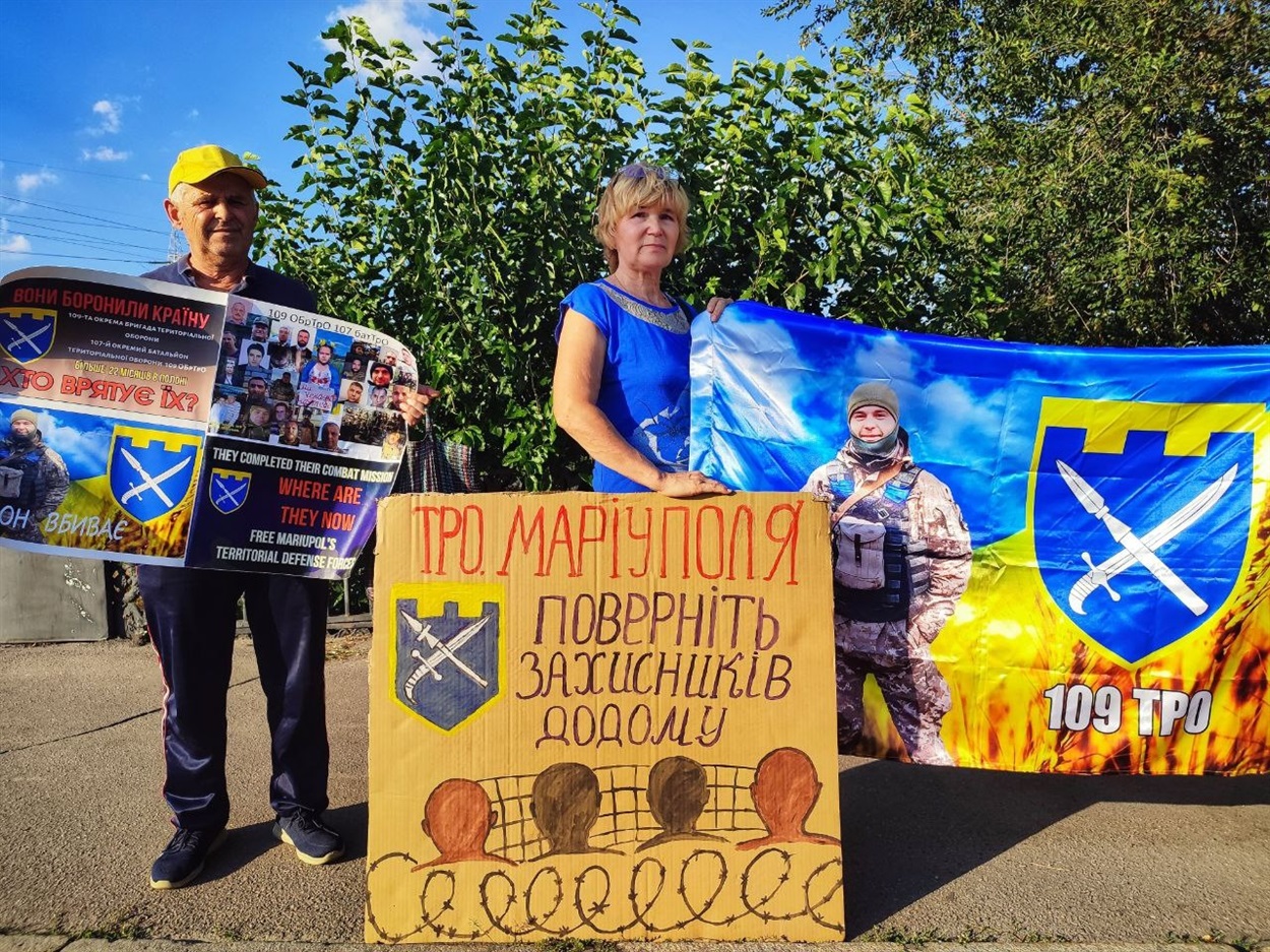 Мати й батько полоненого