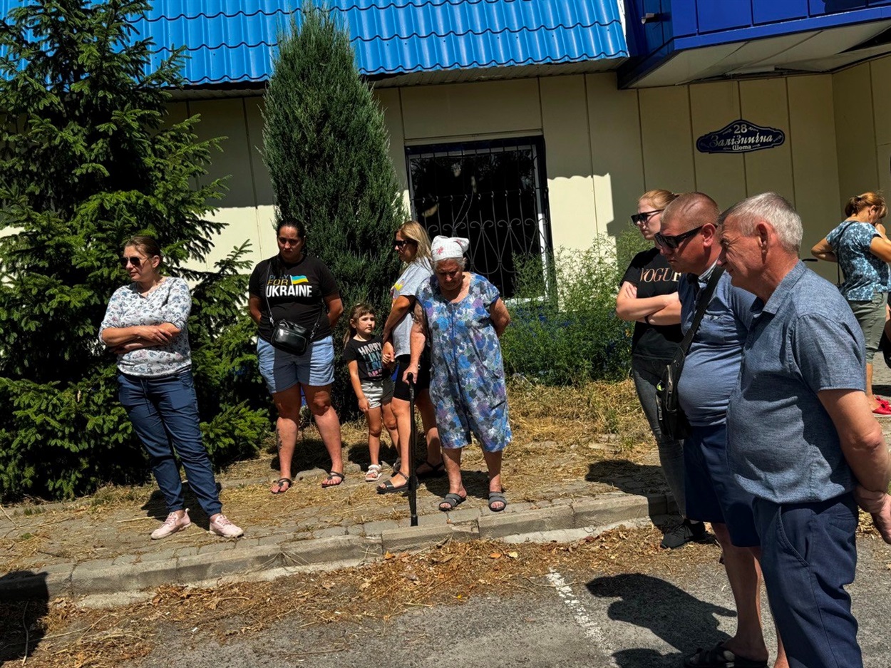 Зранку люди зібралися, аби отримати будматеріали, щоб полагодити свої домівки після обстрілу