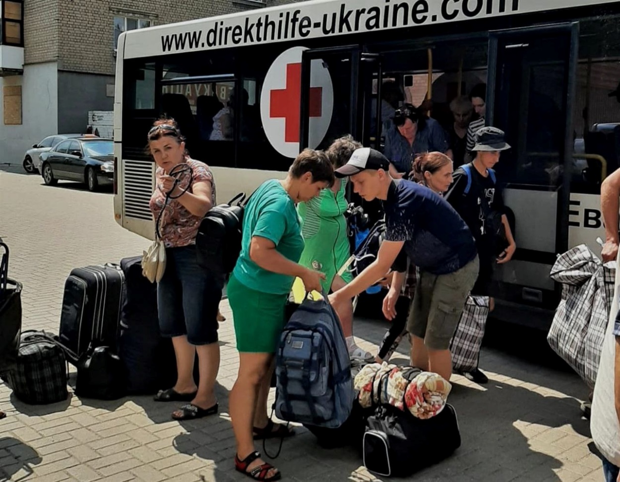 Волонтери допомагають жителям Донеччини