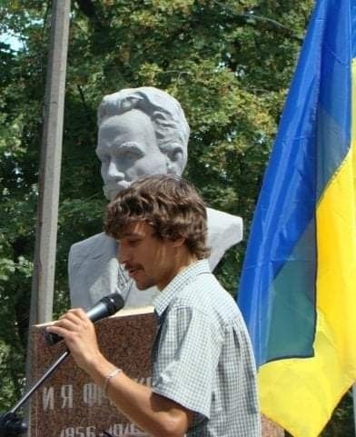 Юрій Матущак у Донецьку біля бюста Івану Франку