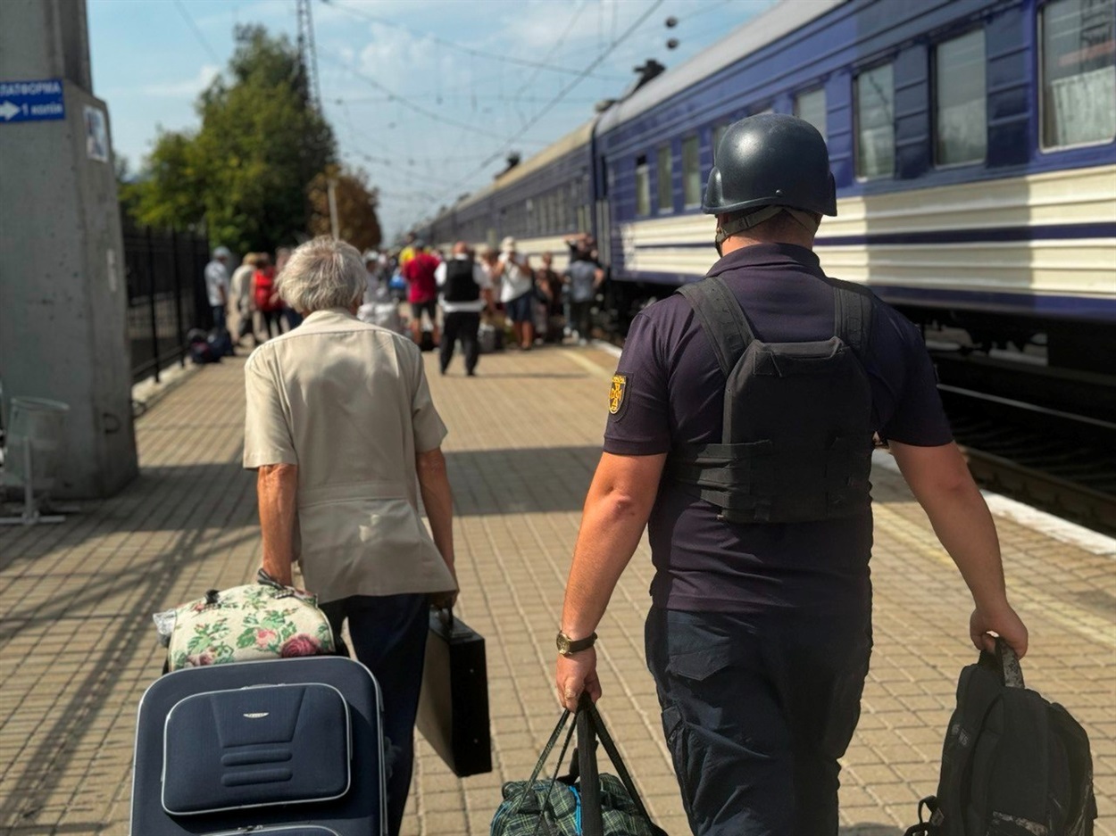 Люди евакуюються з Донеччини. Залізничний вокзал Покровська