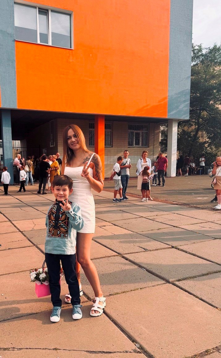 Сашко з мамою у перший день у школі