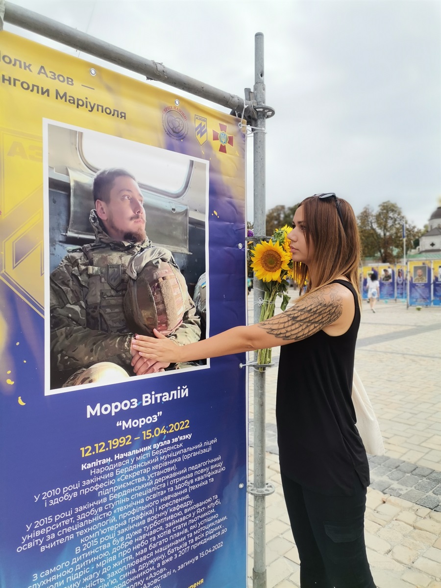Юлія на виставці "Воїни світла" у Києві