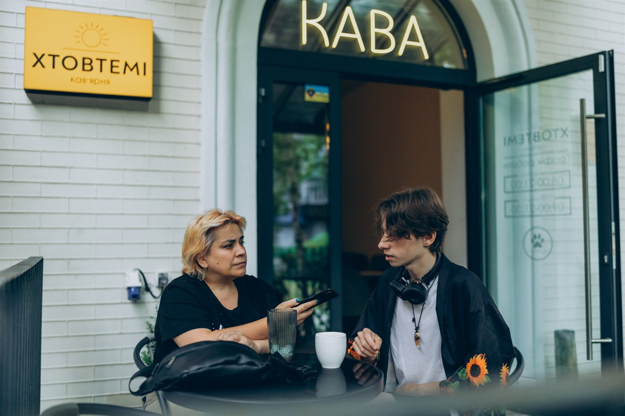 Максим Калина розповідає журналістці Свої Ганні Курцановській історію своєї родини