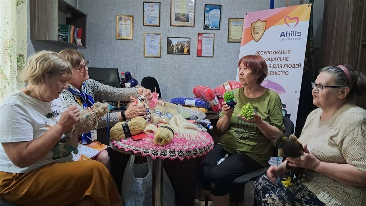 Жінки об'єдналися за в'язанням