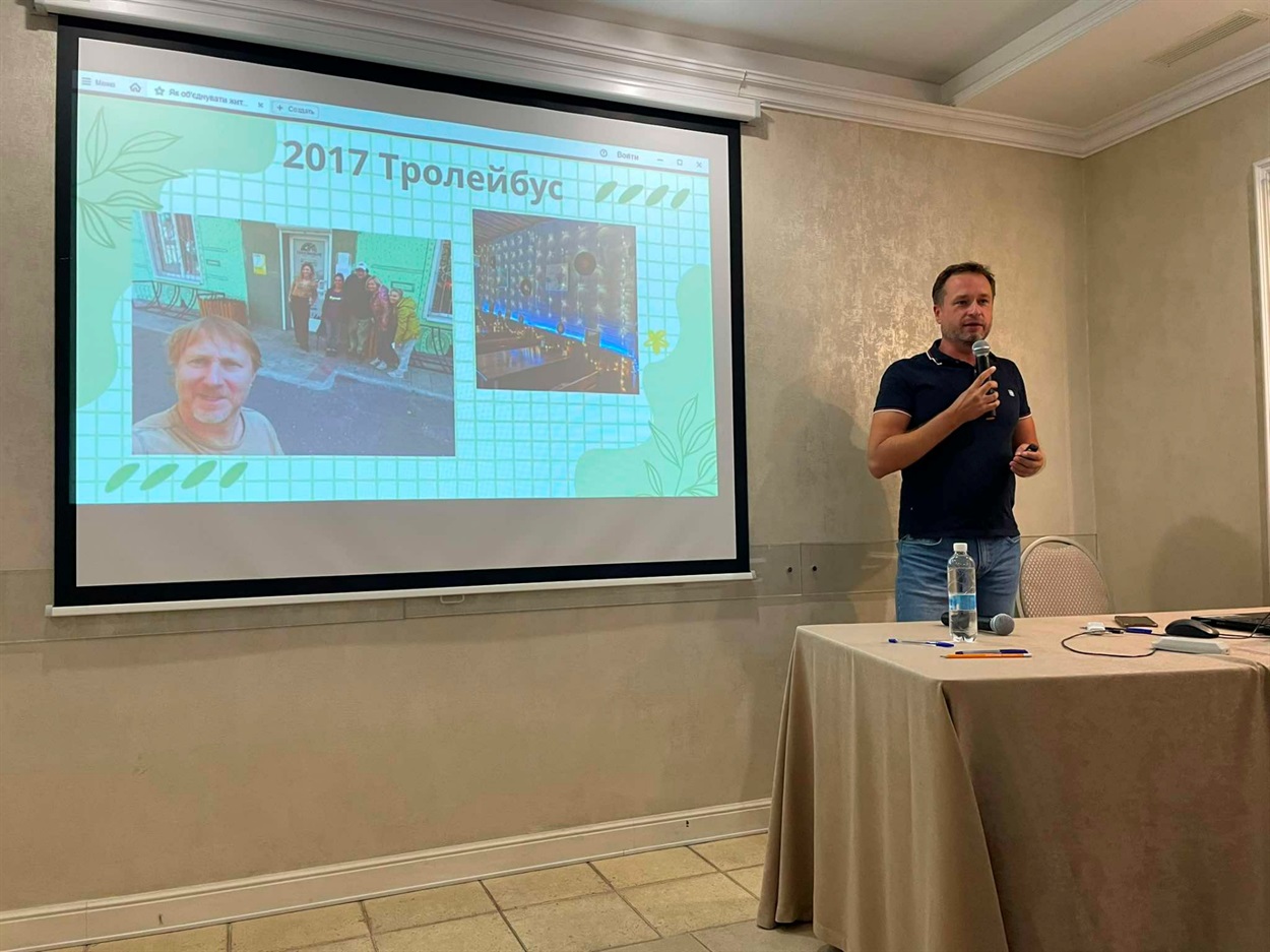 Володимир Орос під час навчального кампусу для журналістів-медіаторів поділився власним досвідом заснування громадських організацій та єднання активних людей