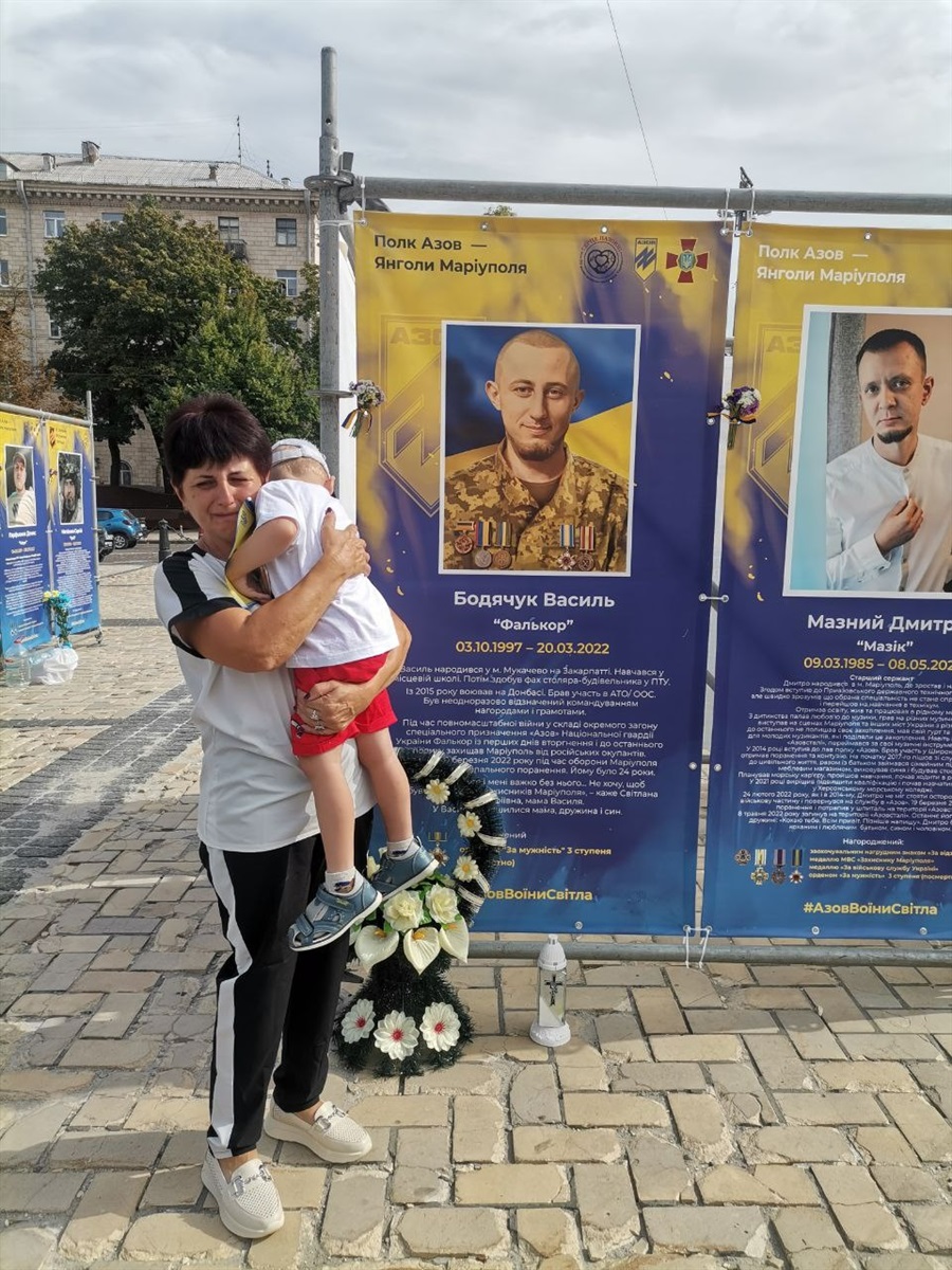 Пані Світлана з онуком Ростіком біля світлини сина Василя