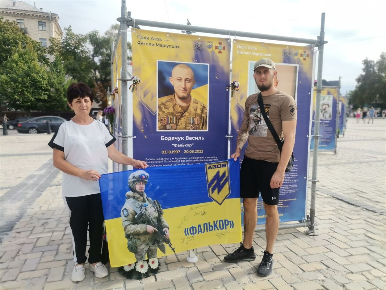 Пані Світлана з сином Миколою, який нині став опікуном сина загиблого брата