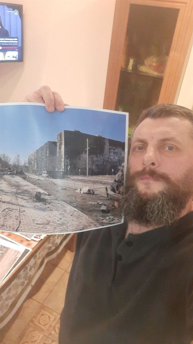 Олександр зберігає знімки про жахи війни