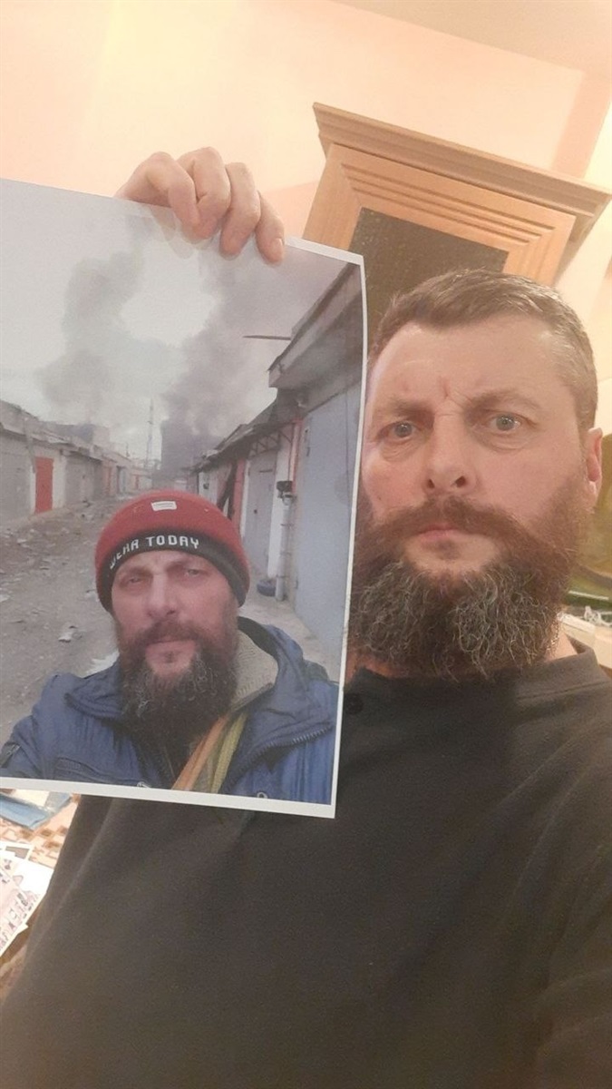 Олександр тримає у руці своє фото з блокади