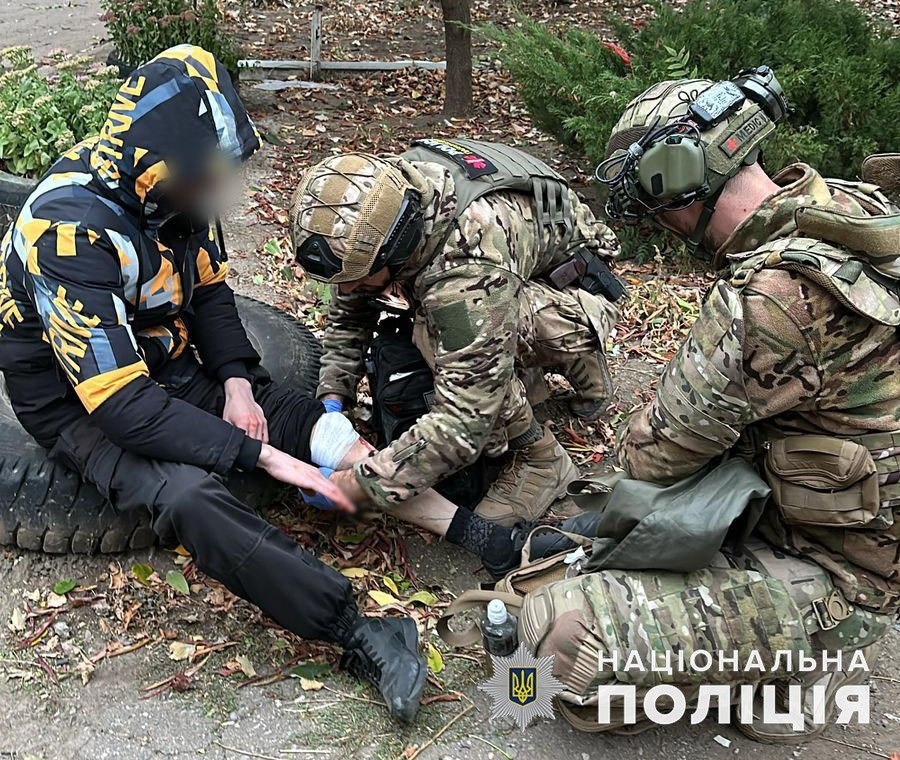 Поліцейські надають першу допомогу пораненим у Костянтинівці