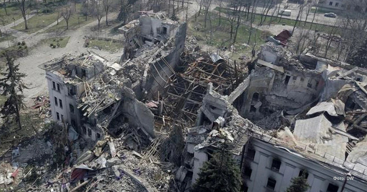 Дві 500-кілограмові бомби ворог запустив по драмтеатру, де ховалися люди