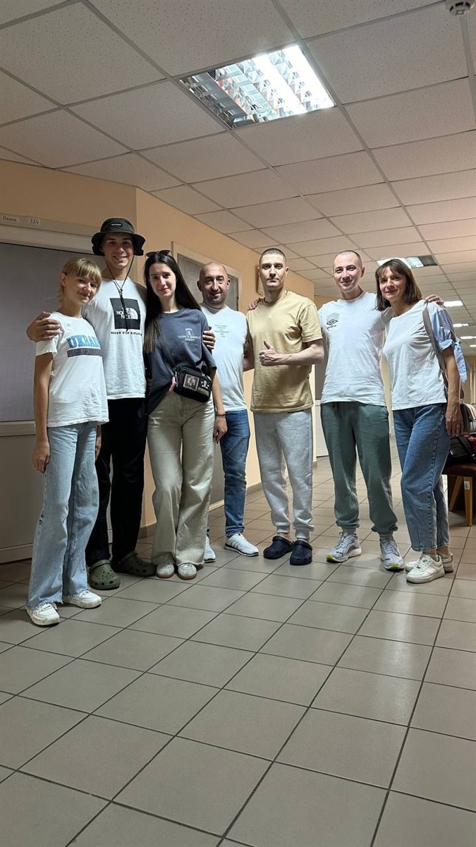 Фото в шпиталі - зліва направо: Орина, “Арн”, Валерія, її батько, “Южний”, “Нікополь” і мати Валерії