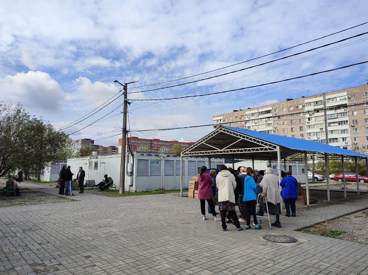 Жителі модульного містечка отримують гуманітарну допомогу