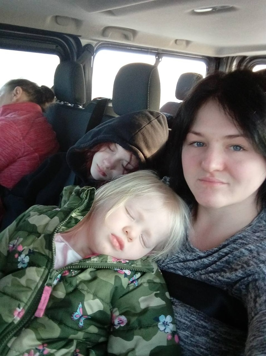 Аліна з доньками їдуть до Франції з місцевими пожежниками, які багато зробили для українців, в тому числі евакуювали їх до країн Європи