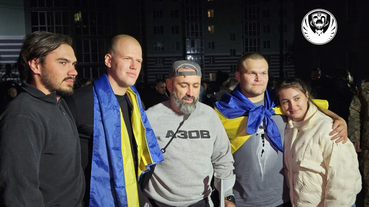 "Растішка" (другий ліворуч) у день звільнення з полону