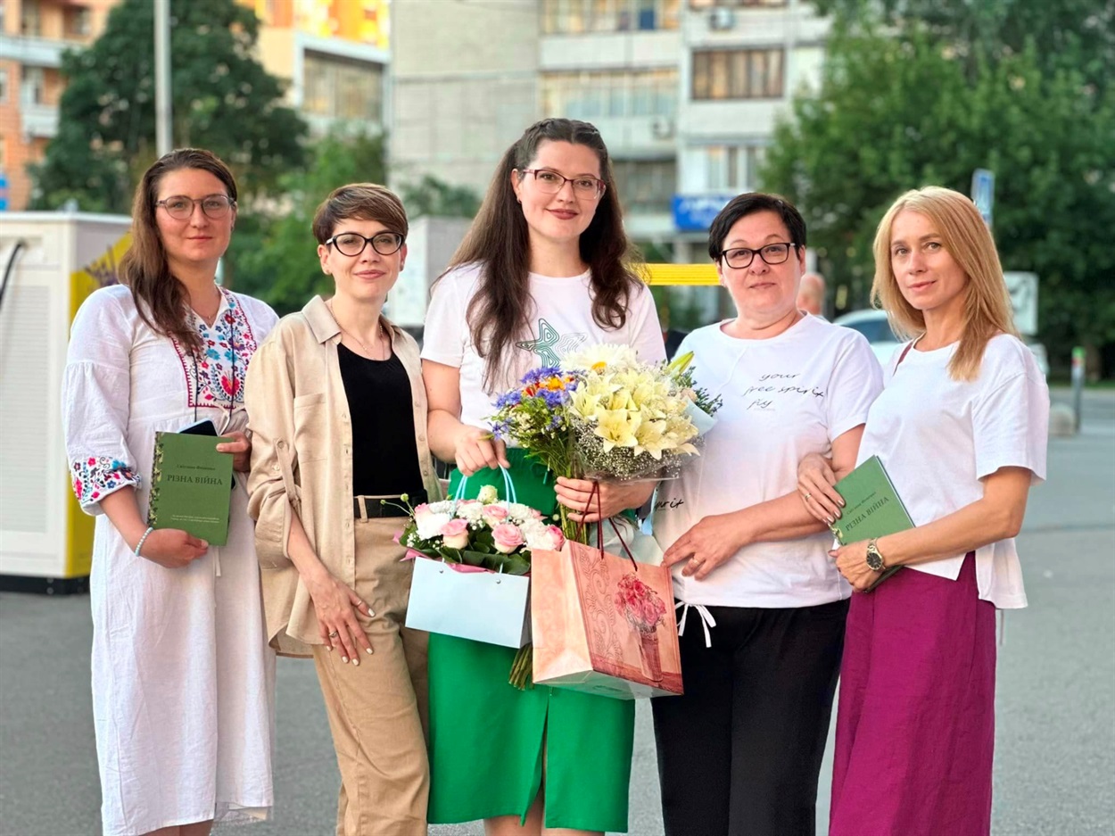 28 червня у Києві за підтримки культурного хабу «Донеччина» Світлана Фоменко та Олена Конюшок провели презентацію збірки поезій «Різна війна»