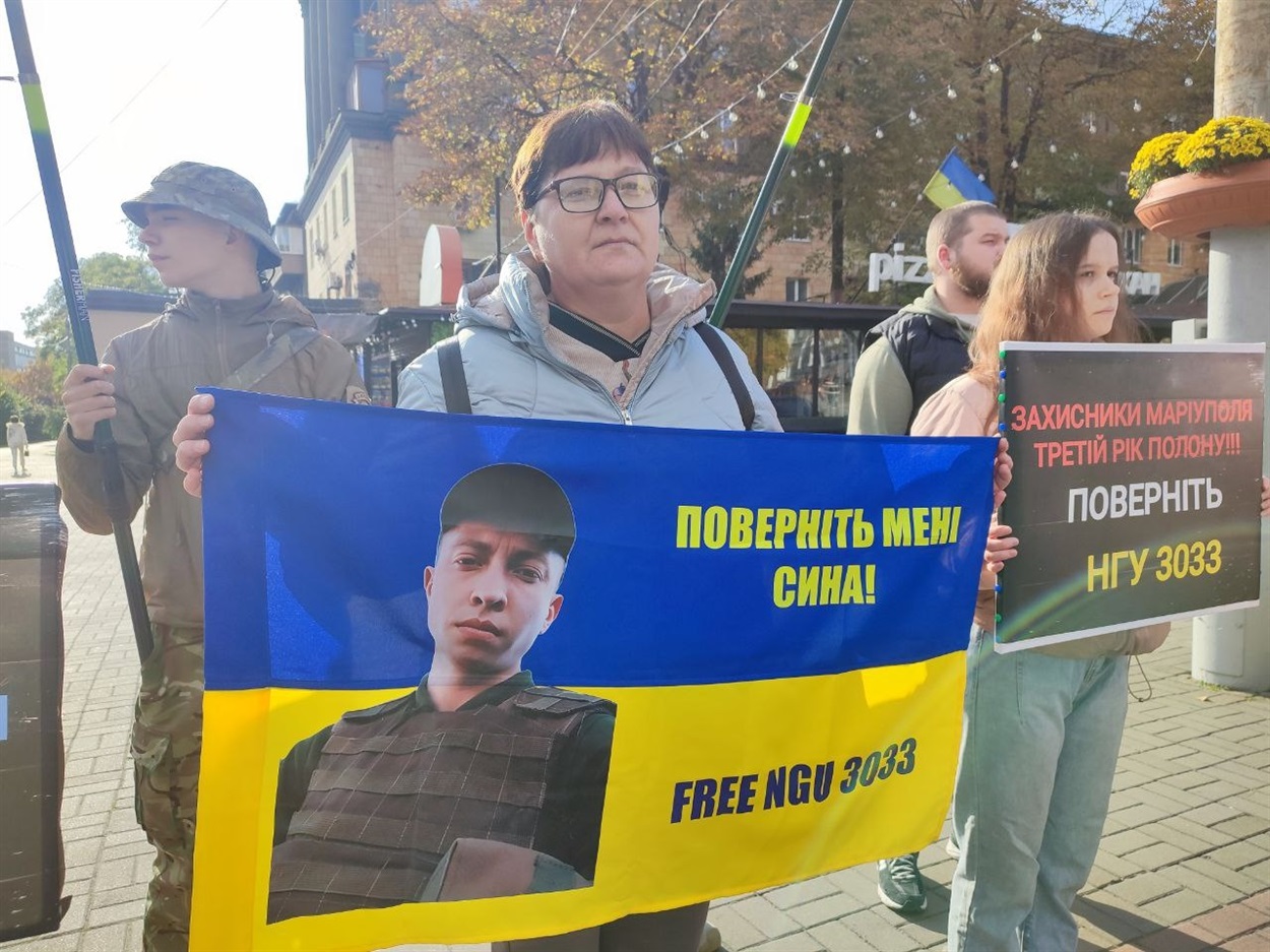 Олена підтримує свого сина, що в полоні