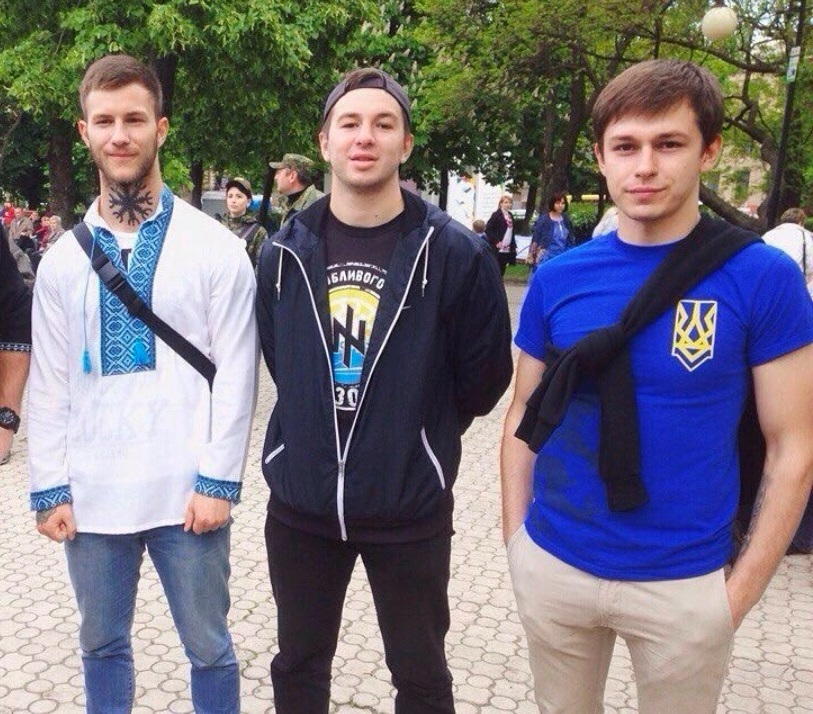 Богдан (зліва) з друзями