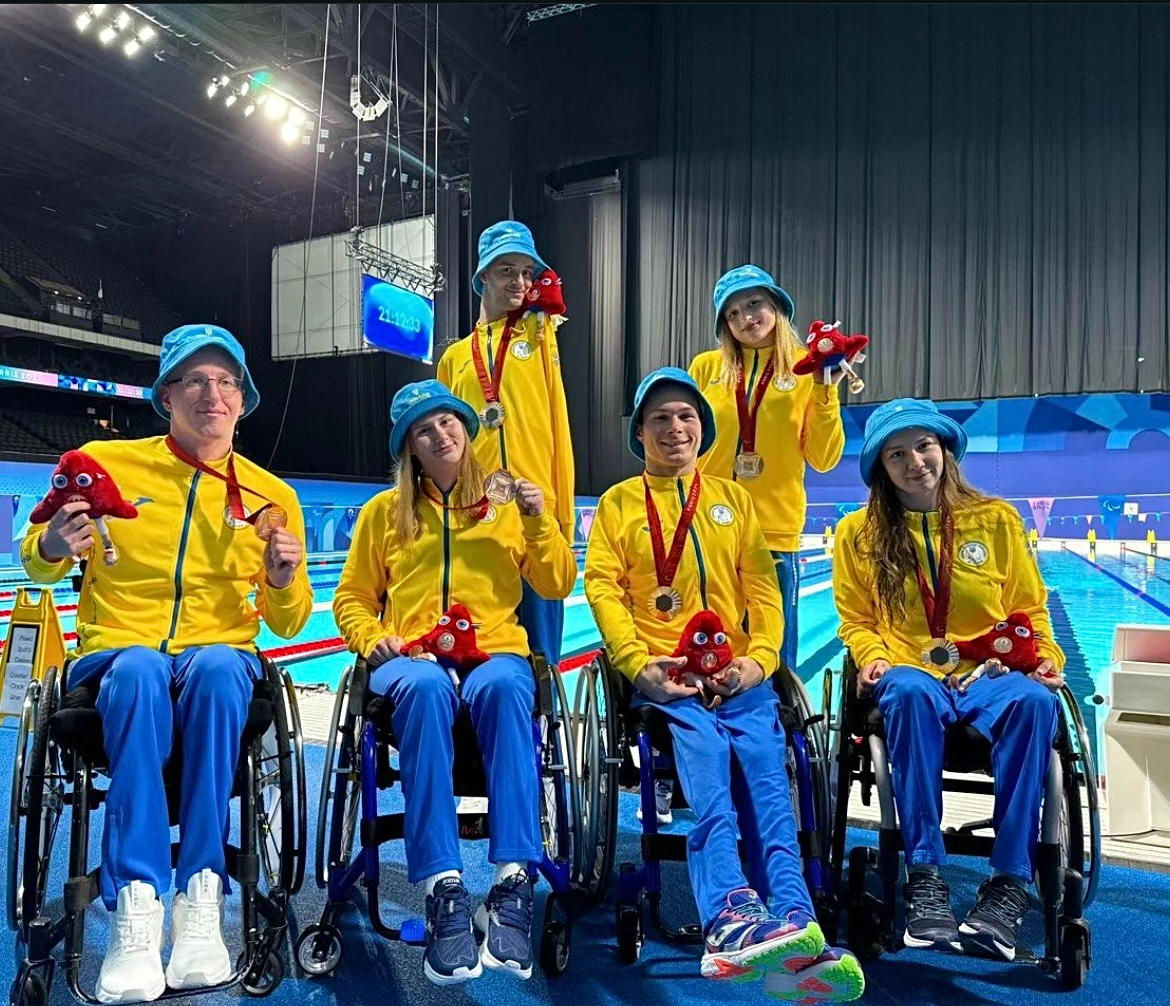 Вероніка з іншими спортсменами і спортсменками, які того ж дня теж завоювали медалі