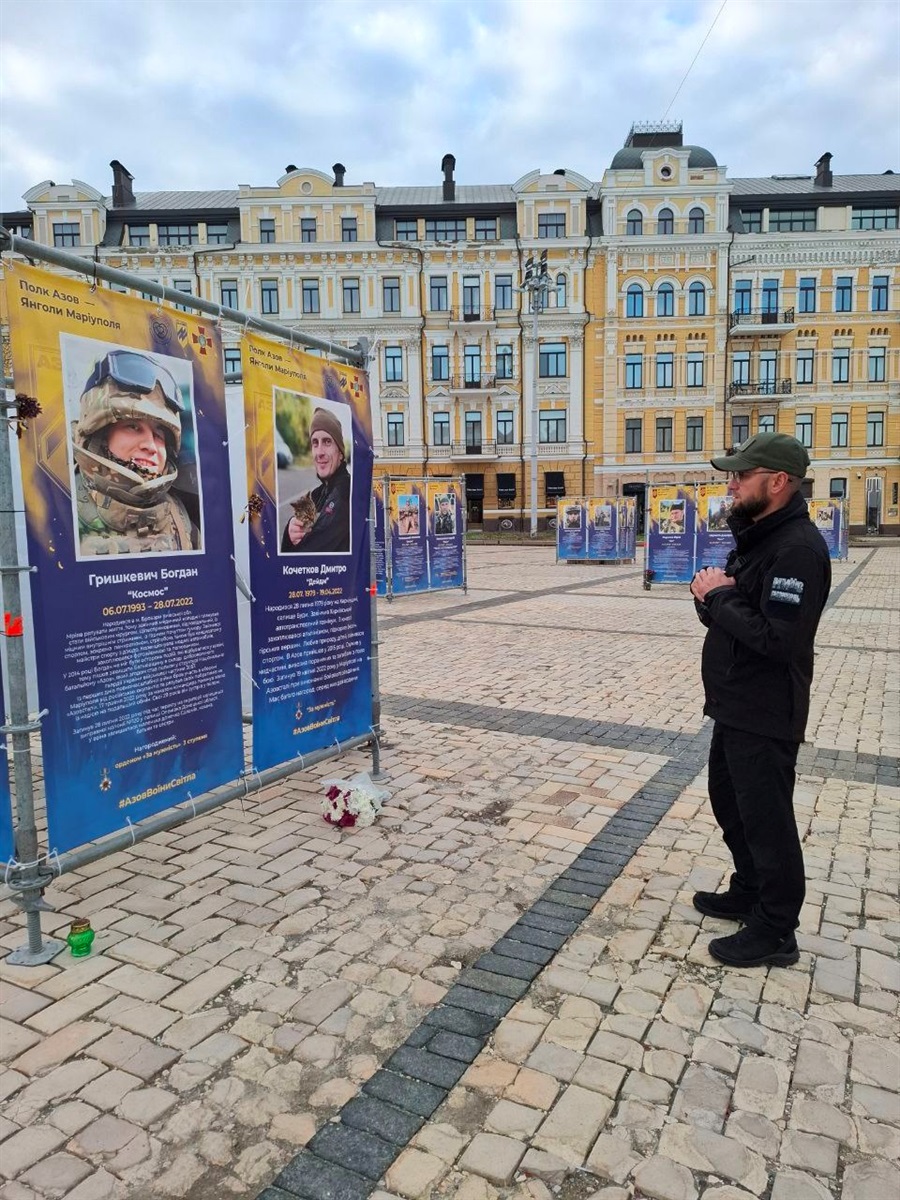 "Грім" біля світлини "Космоса"