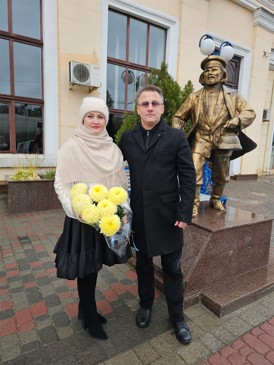 Керівник Попаснянської МВА Микола Ханатов вітає Світлану з Днем залізничника. Харків, 2024 рік