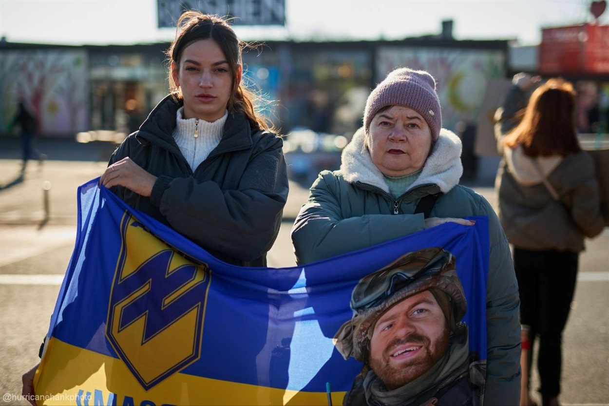 Наталія і Анна на акції в підтримку полонених "Не мовчи! Полон вбиває!"