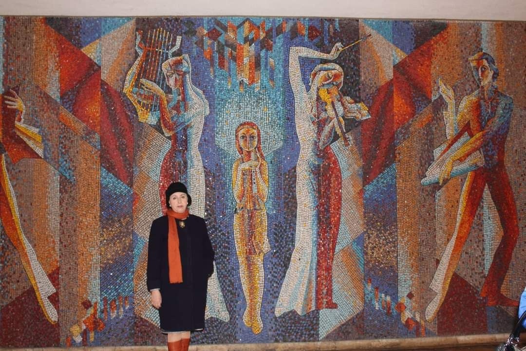 Любов біля мозаїчного панно, Львів, 2018 рік