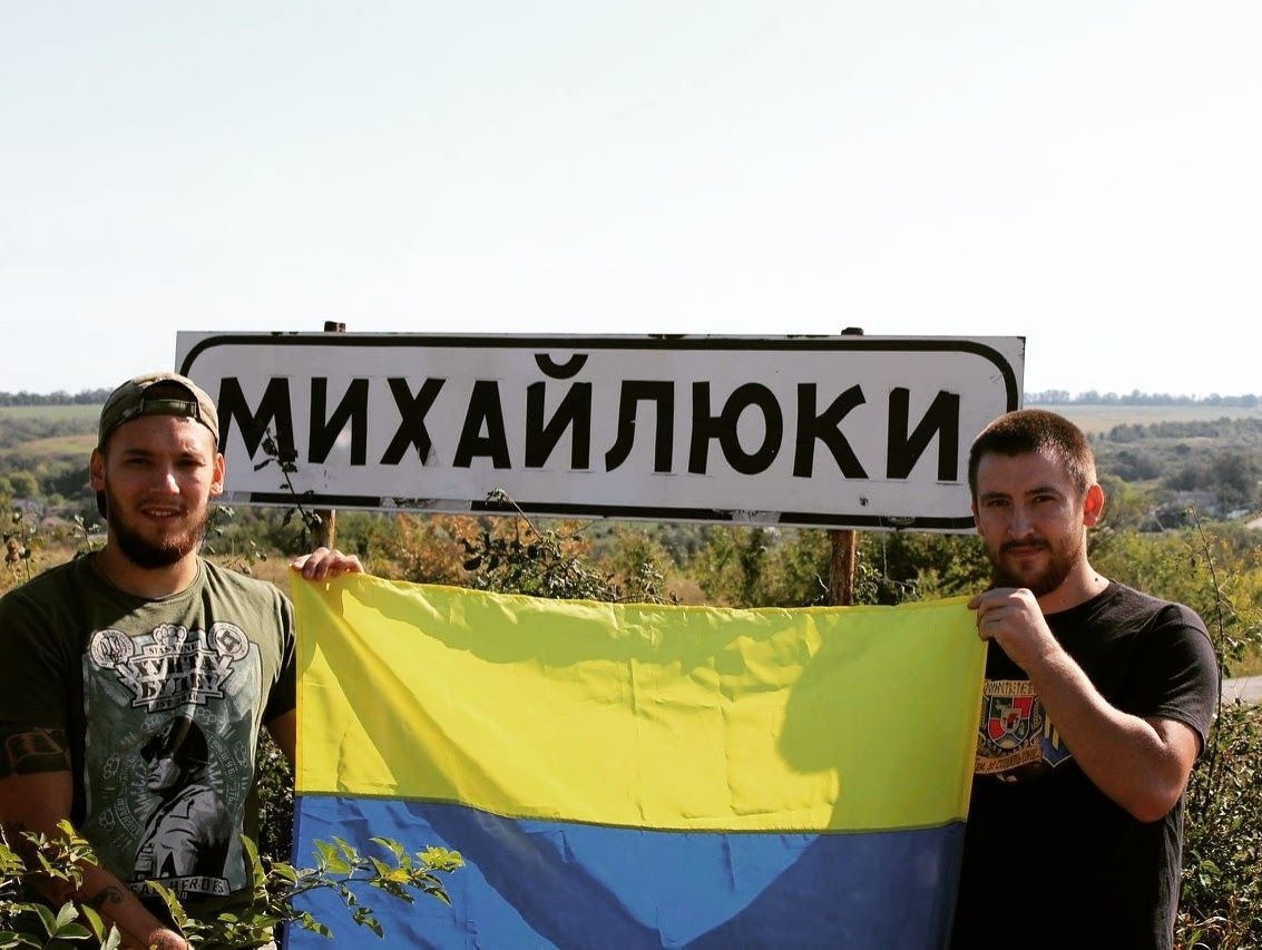 Євген (ліворуч) з Дмитром в селі, де народилися