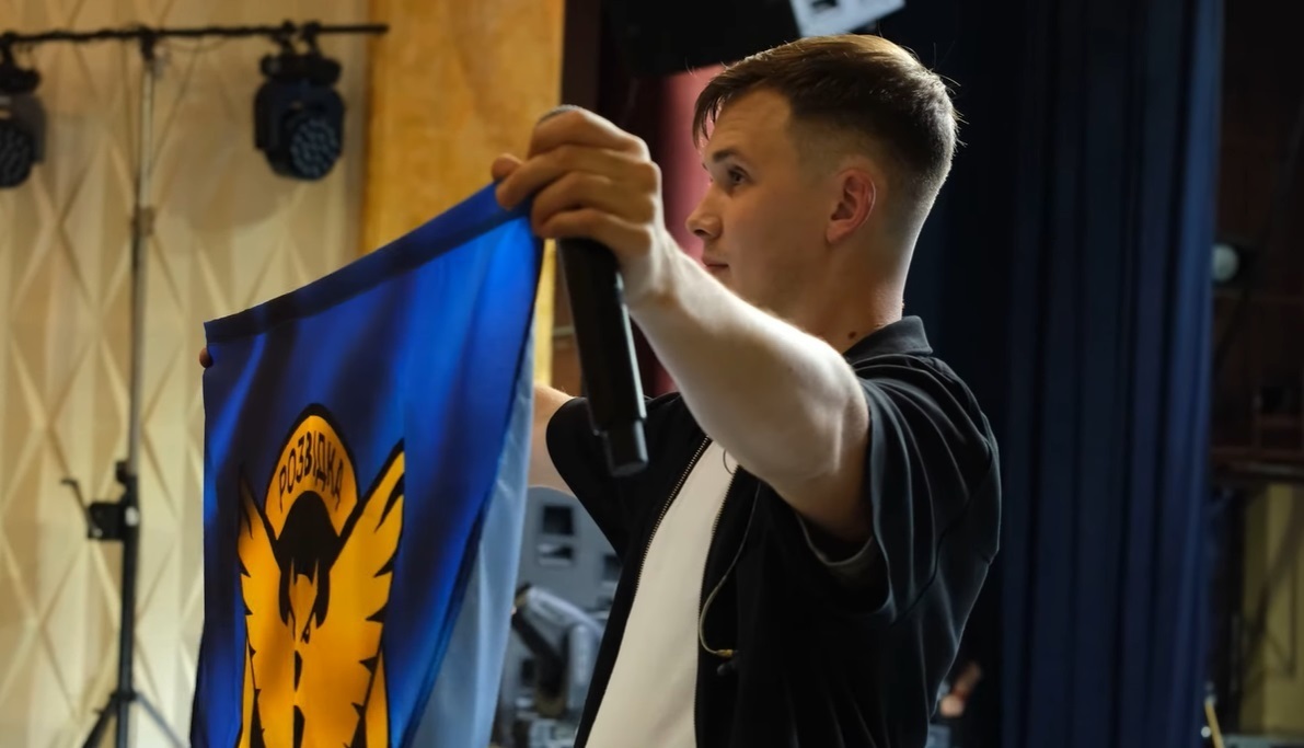 Дмитро презентує прапор з підписом Кирила Буданова