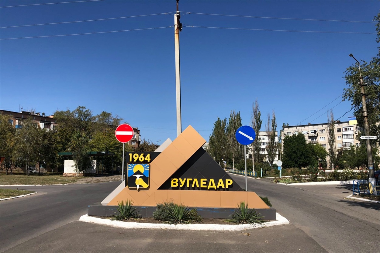 Стела у місті