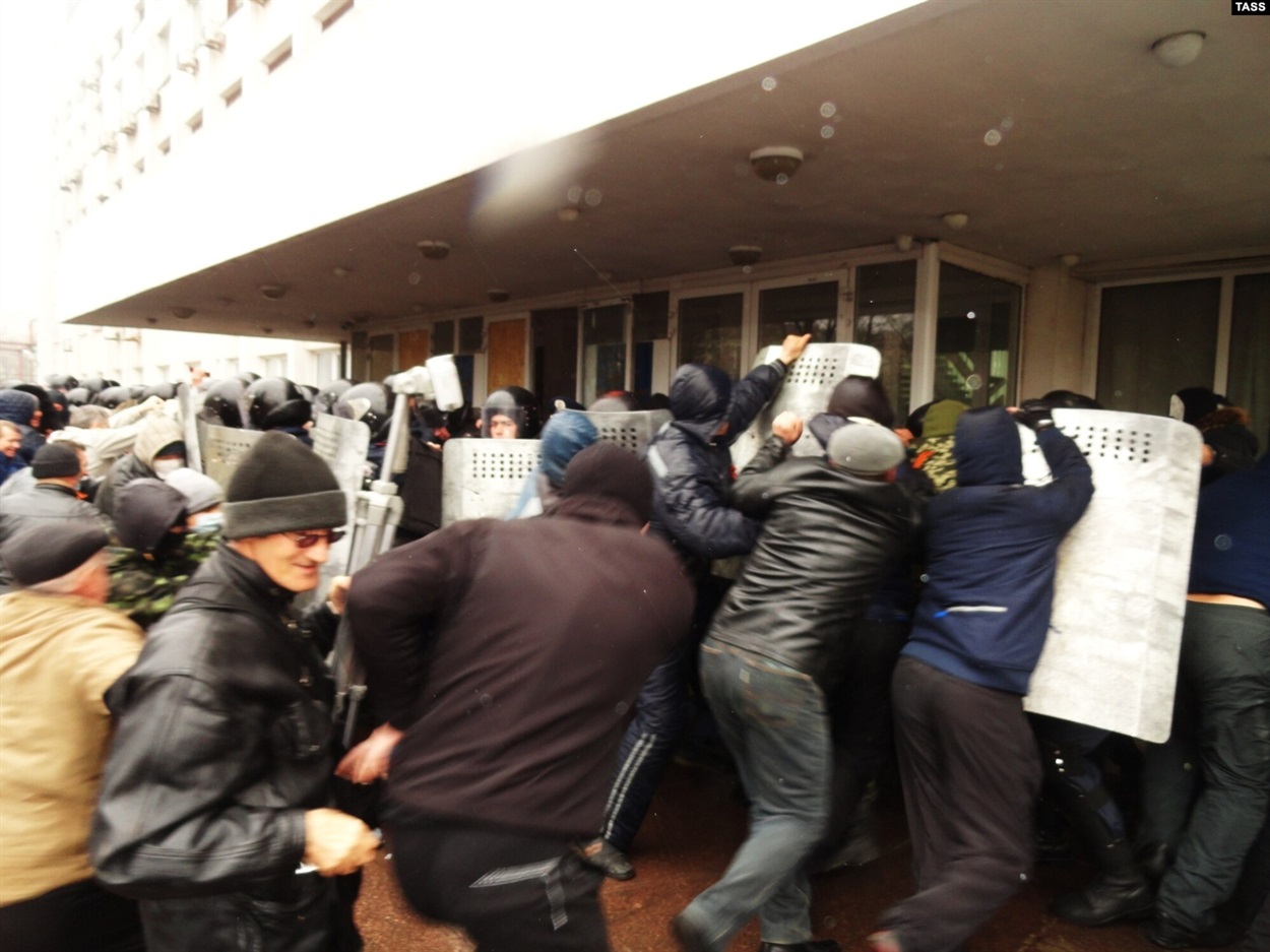 Прихильники "руського миру" штурмують будівлю міськради, квітень 2014 року