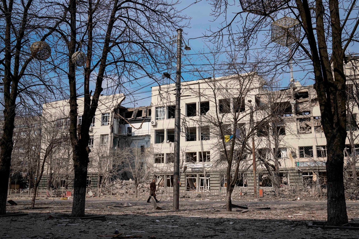 Зруйнований ворожими ударами проспект Миру
